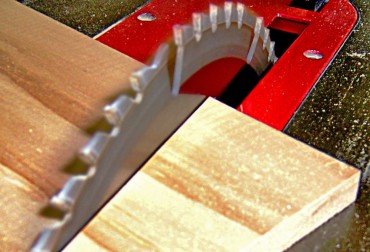Table_saw_cutting_wood_at_an_angle,_by_BarelyFitz